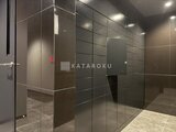 コンフォリア・リヴ大崎 黒いタイル張りの落ち着いた印象のトイレ個室