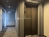 コンフォリア・リヴ大崎 エレベーター乗降ロビーと共用廊下が落ち着いた雰囲気で広がる空