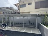 コンフォリア・リヴ大崎 自転車停めやすい駐輪スペースと屋根付きの駐車場