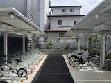 コンフォリア・リヴ大崎 自転車置き場として整備された屋根付きの共用スペース