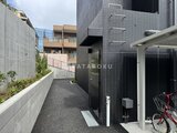 コンフォリア・リヴ大崎 自転車置き場のある落ち着いた印象の共用アプローチ