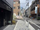コンフォリア・リヴ大崎 エントランス前から見た街並みと開放的な共用スペース