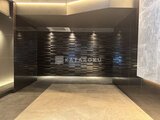 コンフォリア・リヴ大崎 モダンなデザインの建物エントランスホール、落ち着いた照明で演