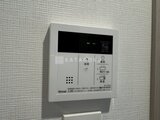 コンフォリア・リヴ大崎 給湯器の操作パネルが壁に取り付けられた様子