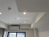 コンフォリア・リヴ大崎 埋め込みダウンライトとエアコンが設置された明るい天井空間