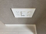 コンフォリア・リヴ大崎 天井に設置されたコンセントと照明スイッチ
