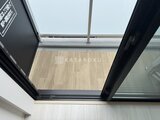 コンフォリア・リヴ大崎 明るい採光が入る開放的なリビングと浅色フローリング