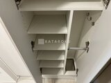 コンフォリア・リヴ大崎 調整可能な棚板が複数備わった収納スペースの内部