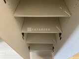 コンフォリア・リヴ大崎 壁に取り付けた白い棚板が整然と並ぶ収納スペース