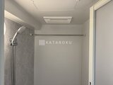 コンフォリア・リヴ大崎 天井に換気扇が備わった清潔感のあるシャワールーム