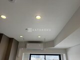 コンフォリア・リヴ大崎 天井スポットライトが均等に配置された明るいリビングの天井部分