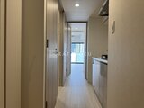 コンフォリア・リヴ大崎 明るい印象のキッチンと廊下が一体となった空間