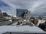 コンフォリア・リヴ大崎 屋上から見た都市風景と太陽光パネル設置の様子