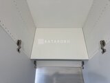 コンフォリア・リヴ大崎 開閉式の天井収納と白い壁面の室内空間