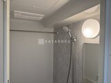 コンフォリア・リヴ大崎 明るい照明と落ち着いた壁色の浴室
