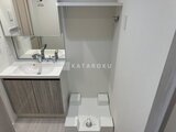 コンフォリア・リヴ大崎 洗面台と洗濯機が一体となった、コンパクトな洗面脱衣室