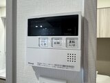 コンフォリア・リヴ大崎 給湯器の操作パネル、ディスプレイと各種ボタンが配置された様子
