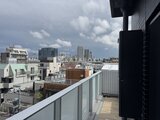 コンフォリア・リヴ大崎 バルコニーから見た明るい都市風景と空が広がる眺望
