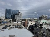 コンフォリア・リヴ大崎 屋上から見た都市景観と太陽光パネルのある開放的な眺望