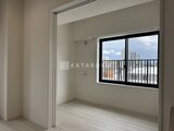 コンフォリア・リヴ大崎 明るい採光の洋室から眺める開放的なバルコニーと都市風景