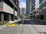 グランジット月島TOKYO BAY 建物前のアプローチから見た落ち着いた雰囲気の街並み