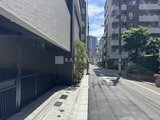 グランジット月島TOKYO BAY 建物前面の街路から見た、落ち着いた雰囲気の周辺環境と建物外観