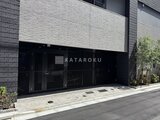 グランジット月島TOKYO BAY モダンなタイル貼りの外壁と黒いスチール門扉が印象的なエントラ