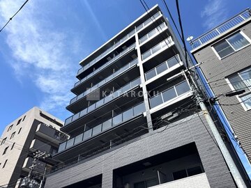 グランジット月島TOKYO BAY 青空を背景に見上げた、白とグレーの洗練された建物外観