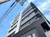 グランジット月島TOKYO BAY 青空を背景にした建物の外観、モダンなデザインの低層階