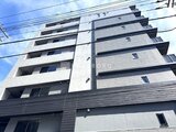 グランジット月島TOKYO BAY 青空を背景にした、モダンな外観の建物全景
