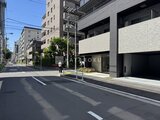 グランジット月島TOKYO BAY 前面道路から見たモダンなレンガ造りの建物外観