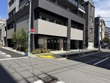 グランジット月島TOKYO BAY 前面道路から見たモダンな外観とエントランスの様子