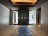 グランジット月島TOKYO BAY モダンな石貼りと木調天井が特徴のエントランスホール