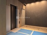 グランジット月島TOKYO BAY 落ち着いた色調のエレベーターホールと玄関の様子
