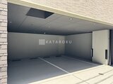 グランジット月島TOKYO BAY 明るい照明の機械式駐車場の内部空間