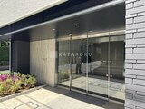 グランジット月島TOKYO BAY モダンなデザインのガラス引き戸エントランスと植栽が配置された