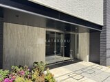 グランジット月島TOKYO BAY 明るい光が差し込むモダンなエントランスと季節の花が彩る庭園ス