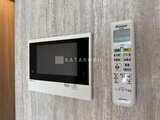 グランジット月島TOKYO BAY モニター付きインターホンとエアコンリモコンが設置された玄関周