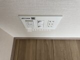 グランジット月島TOKYO BAY 天井に設置された照明スイッチと換気口のパネル