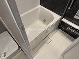 グランジット月島TOKYO BAY 白い浴槽と清潔感のあるバスルームの様子