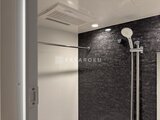 グランジット月島TOKYO BAY 黒を基調とした落ち着いた浴室とシャワー設備の様子