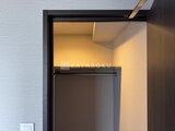 グランジット月島TOKYO BAY 間接照明で明るく仕上げたクローゼット内部の様子