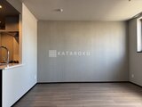 グランジット月島TOKYO BAY 明るい窓から光が入るリビングダイニングと対面キッチンの空間