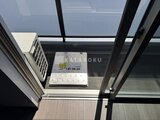 グランジット月島TOKYO BAY 天窓から光が入る開放的なバルコニーと室内の様子