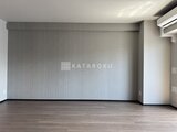 グランジット月島TOKYO BAY 落ち着いた色合いの壁紙と木目床の広めリビング空間