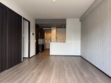グランジット月島TOKYO BAY 開放的なリビングダイニングと奥のキッチンが一体となった明るい