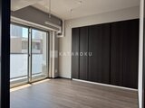 グランジット月島TOKYO BAY 大きな窓と黒い建具が特徴的なリビングダイニング空間