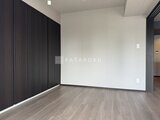 グランジット月島TOKYO BAY ダークな建具と白い壁が落ち着いた雰囲気の洋室