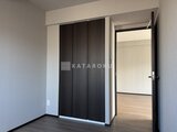 グランジット月島TOKYO BAY 黒のクローゼット扉と隣接した明るい洋室の入口