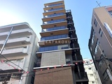コンフォリア・リヴ門前仲町イースト 木調パネルと大きな窓が特徴的なモダンな建物外観